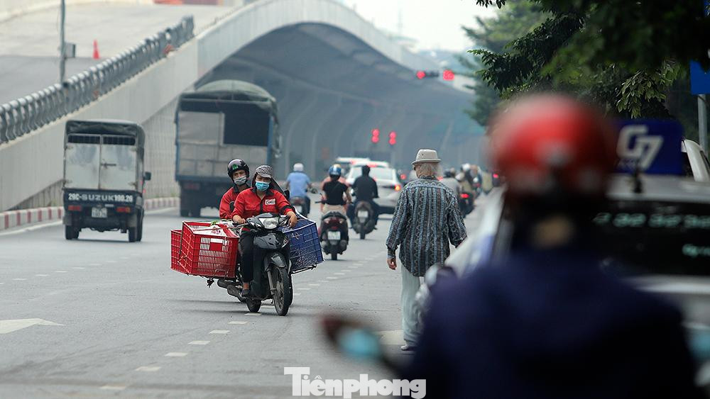 Hình ảnh thường thấy trong ngày tại điểm chốt kiểm soát COVID-19 tại điểm lên xuống cầu Vình Tuy (phường Vĩnh Tuy, quận Hai Bà trung, Hà Nội).