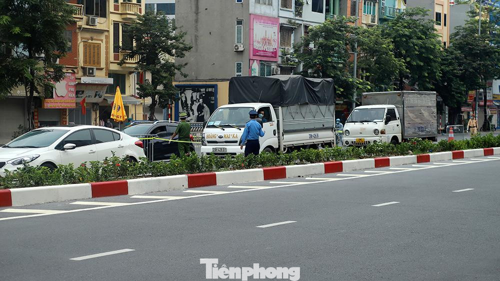 Hà Nội cho lập chốt kiểm soát giấy đi đường tại lối lên xuống của cầu Vình Tuy để kiểm tra chặt chẽ người từ 'vùng xanh' sang 'vùng đỏ' và ngược lại.