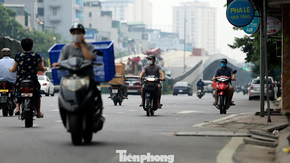 Xe máy nườm nợp đi ngược chiều 'né' chốt kiểm soát dịch COVID-19 giữa các khu vực ra vào 'vùng đỏ' của Hà Nội.