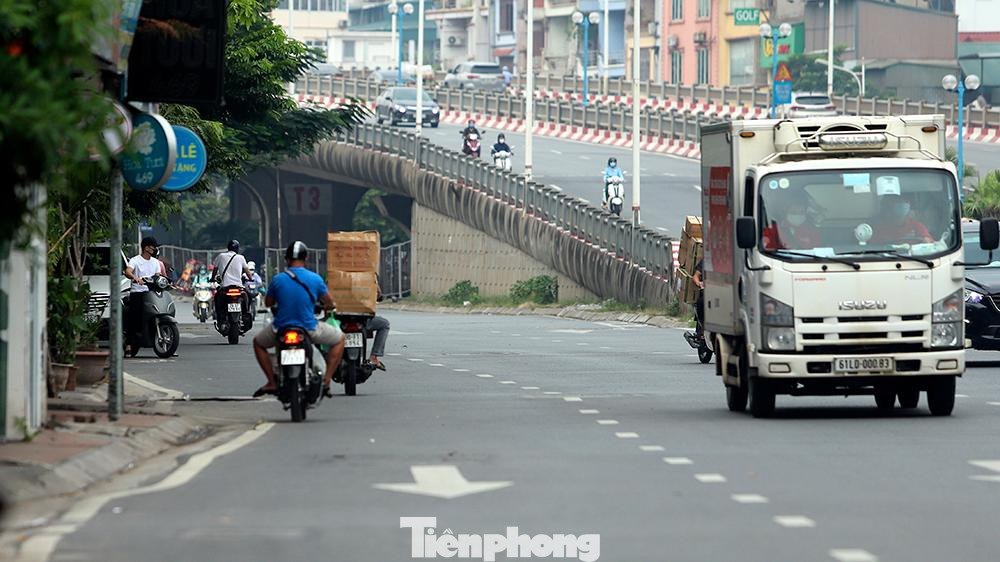 Sau những ngày đỡ 'cang thẳng' do kiểm soát chặt giấy đi đường của người dân, tình trang vi phạm giao thông, chạy vòng vèo 'né' chốt diễn ra phổ biển ở nhiều địa điểm tại Hà Nội.