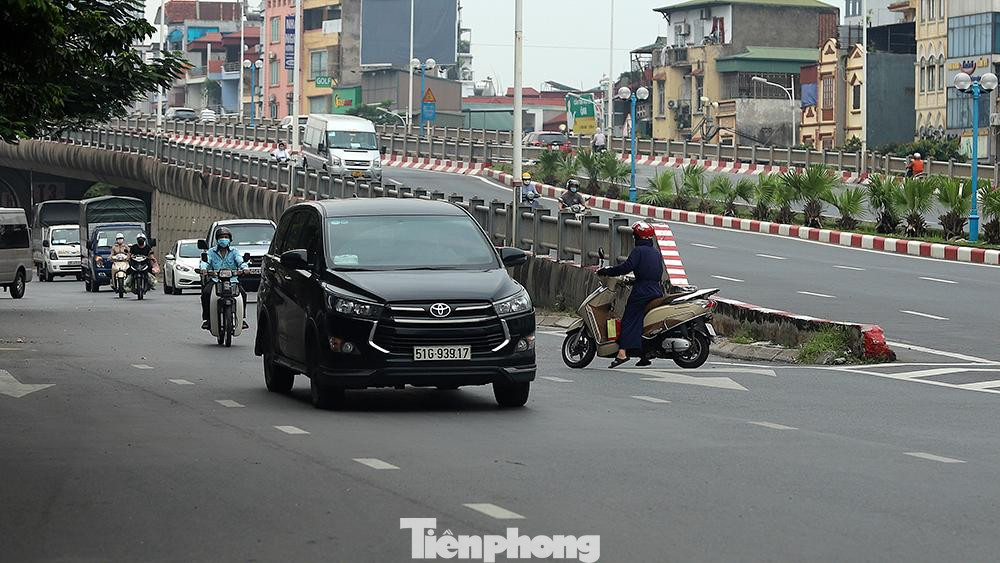 Khi gặp chốt kiểm soát COVID-19, nhiều người quay đầu "né" chốt đi sang bên phía đường ngược chiều