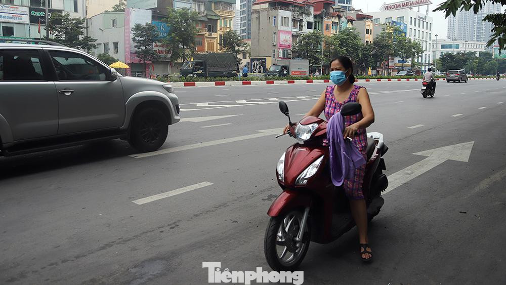 Theo ghi nhận của phóng viên Tiền Phong, chỉ trong chưa đầy 30 phút, bất chấp nguy hiểm và làn đường có biển báo cấm đi ngược chiều, hàng chục lượt xe máy thản nhiên đi ngược chiều để vào đường dân sinh khu vực gần đó.