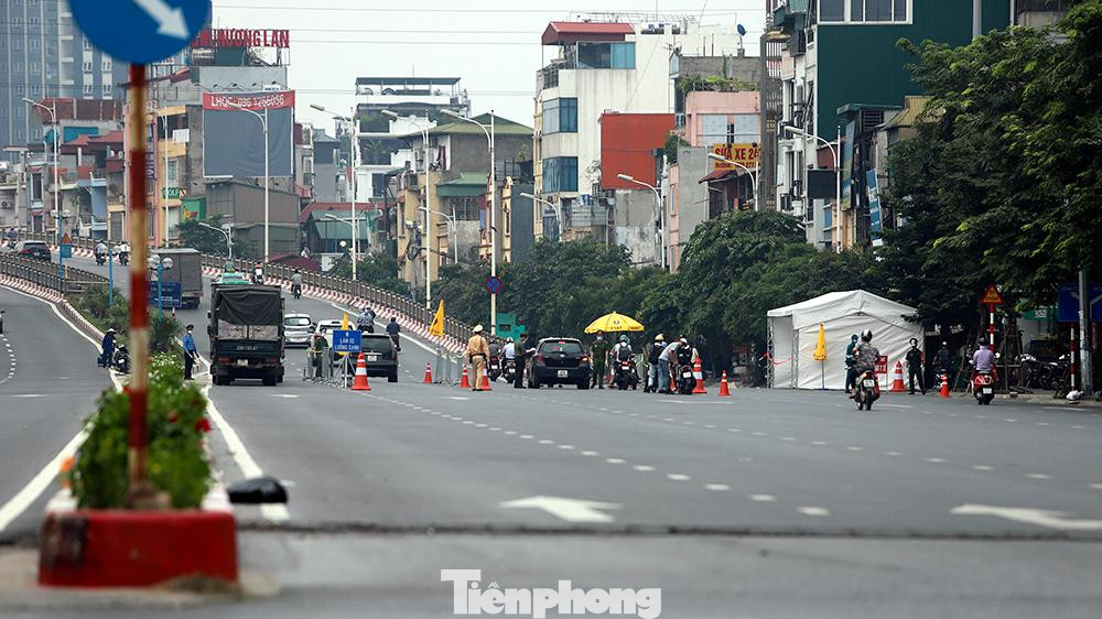 Hình ảnh chốt kiểm soát ngay lối lên xuống của cầu Vĩnh Tuy (phường Vĩnh Tuy, quận Hai Bà Trung, Hà Nội)