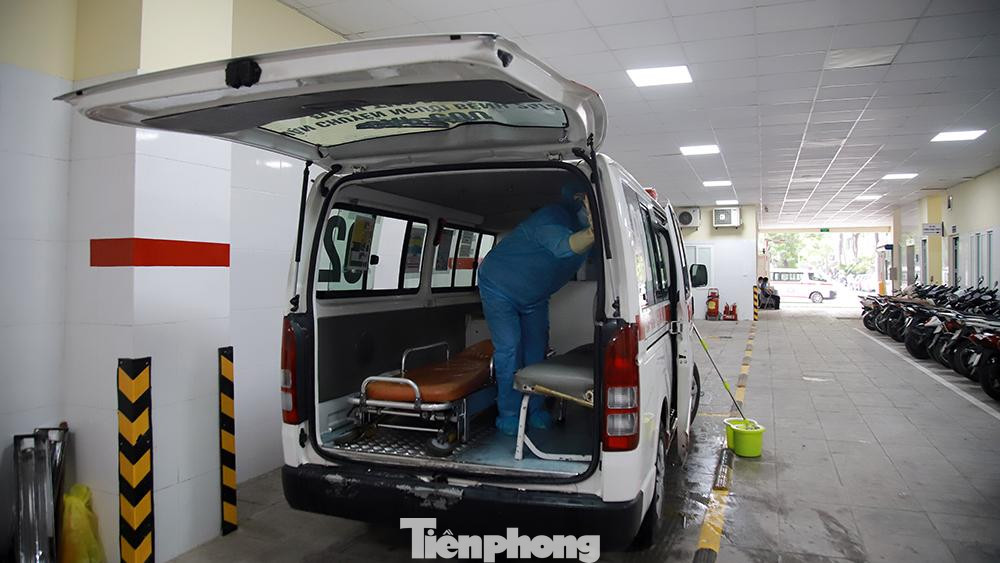 Từ hơn một năm nay, các nhân viên của Trung tâm cấp cứu 115 luôn làm việc với cường độ cao và tuyệt đối đảm bảo an toàn trong công tác chống dịch.