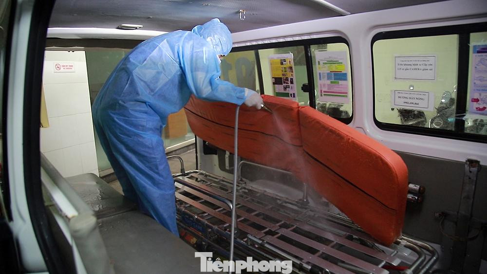 Những ngày này, ngoài việc xử lý kịp thời các ca cấp cứu thông thường, Trung tâm cấp cứu 115 còn đảm nhận nhiệm vụ đặc biệt: vận chuyển bệnh nhân mắc COVID-19 (F0), đón người tiếp xúc gần với bệnh nhân COVID-19 (F1), đưa bệnh nhân đến bệnh viện hay khu cách ly tập trung. Công việc của các y, bác sĩ, nhân viên tại đây tăng gấp 2-3 lần và cũng đối diện với nhiều rủi ro, thách thức hơn.