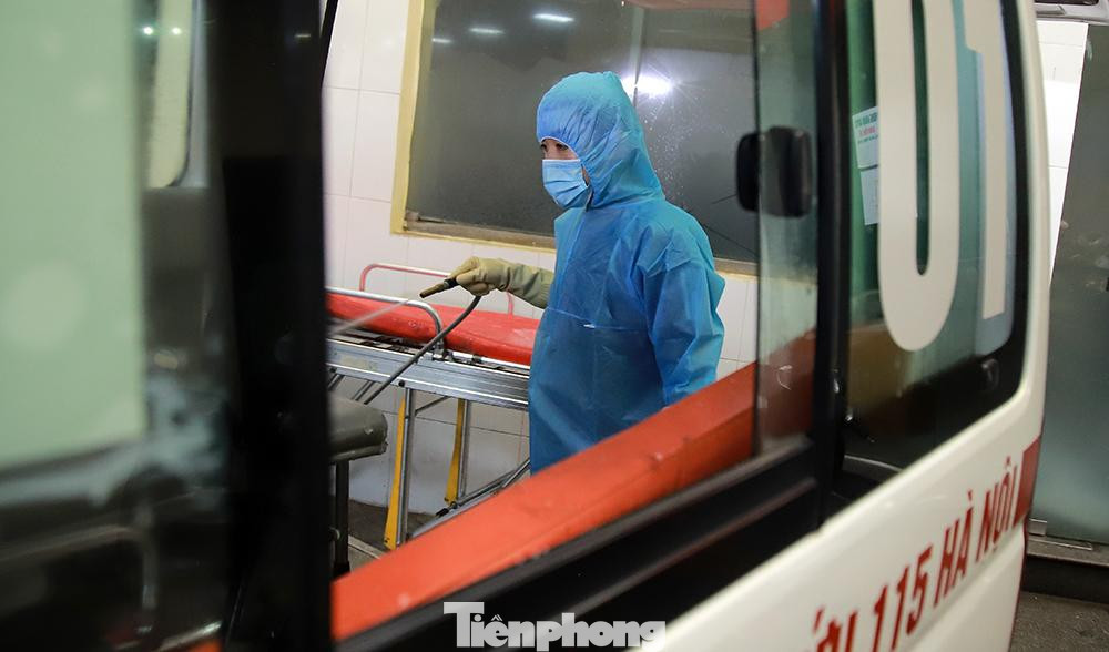 Trong bối cảnh dịch COVID-19 diễn biến phức tạp, mỗi ngày có rất nhiều chuyến xe cấp cứu chuyên dụng chở bệnh nhân, vì thế công tác khử khuẩn xe và thiết bị đặc biệt quan trọng, tránh tuyệt đối việc lây nhiễm chéo trong cộng đồng.