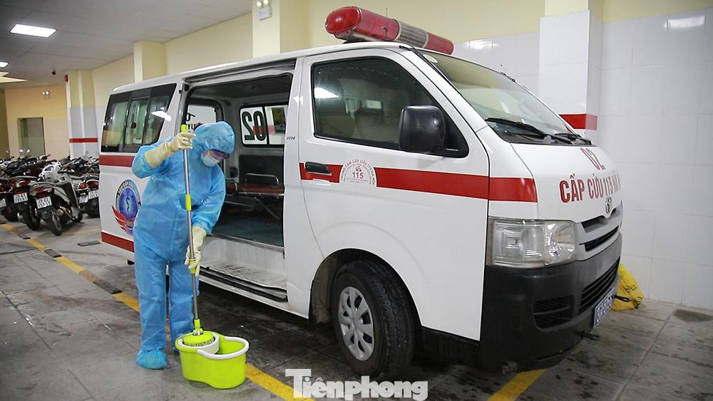 Sau khi hoàn thành một chuyến vận chuyển các ca mắc COVID-19, đội ngũ y tế của Trung tâm tự thực hiện công tác khử khuẩn xe, thiết bị, nguồn nước, vệ sinh thân thể theo quy trình đã được tập huấn trước đó.