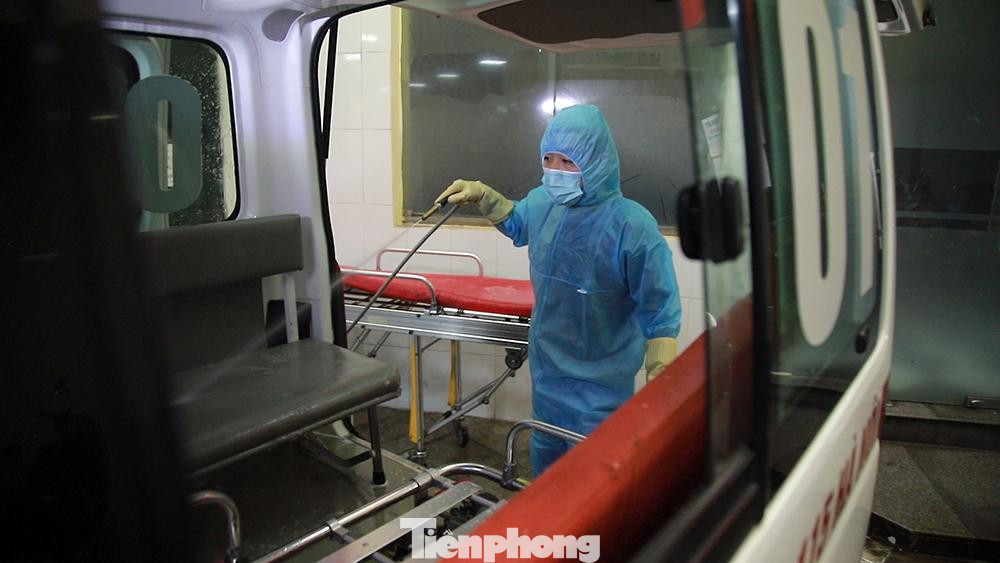Sau mỗi chuyến xe đưa các trường hợp F0, F1 đến bệnh viện hoặc trung tâm cách ly, ngay lập tức xe sẽ được xịt dung dịch Cloramin B trong khoảng 10 đến 15 phút để khử trùng rồi mới ra về trung tâm.