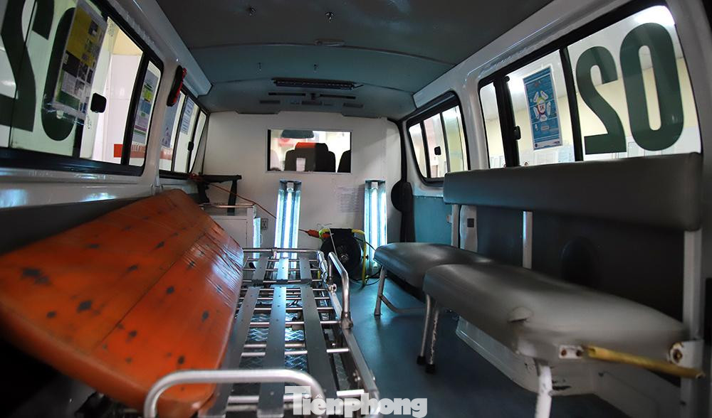 Sau đó xe được chiếu đèn có tia cực tím trong khoảng nửa giờ đồng hồ để khử khuẩn.
