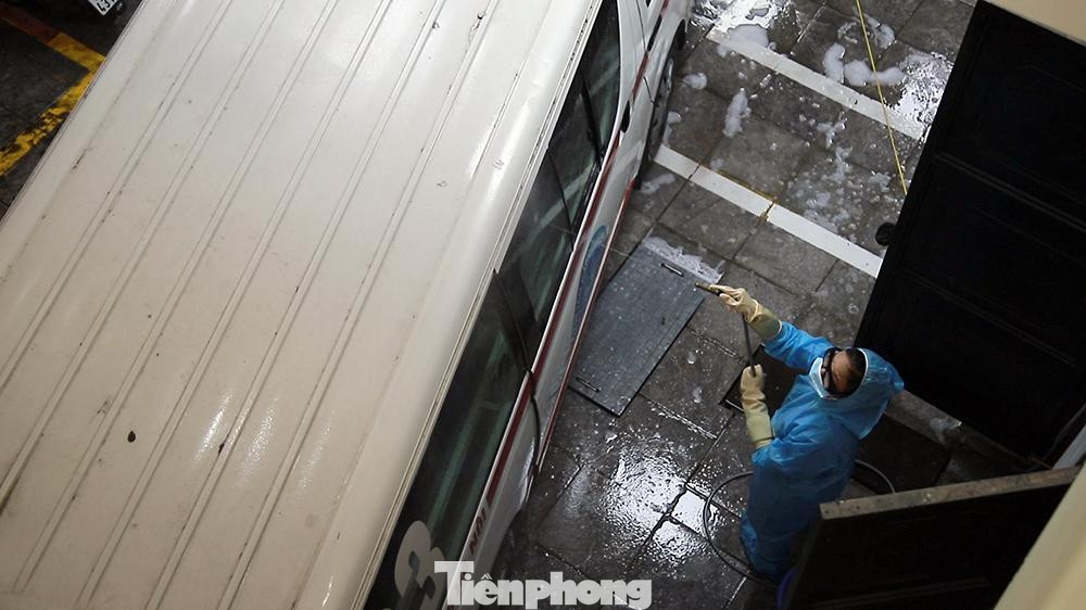 Để đảm bảo an toàn cho đội ngũ y, bác sỹ cũng như người dân, quy trình khử khuẩn xe được thực hiện khép kín, tuân thủ theo kỹ thuật nghiêm ngặt nhất trong công tác phòng chống sự lây lan của dịch bệnh.