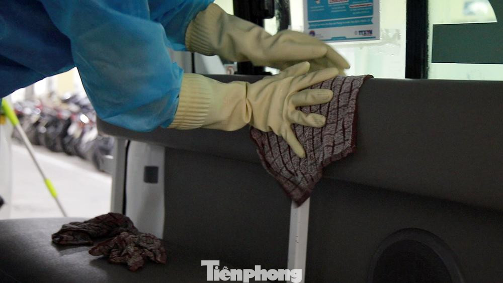 Ngay khi trở về, công việc đầu tiên của cả kíp xe là xịt rửa toàn bộ xe từ trong ra ngoài. Lau chùi kỹ toàn bộ khu vực nội thất, ghế cũng như băng ca.