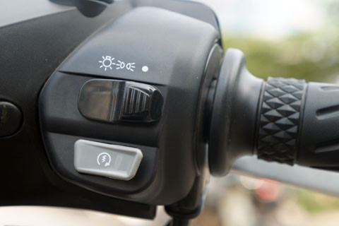 Tay lái bên phải là nút đề và bật tắt đèn. Tay lái bên phải là nút đề và bật tắt đèn