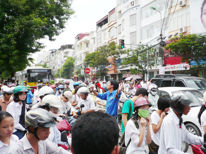 Tuy giảm ùn tắc nhưng giao thông trước cổng các trường học lại phát sinh ùn ứ. Ảnh: Trọng Đảng