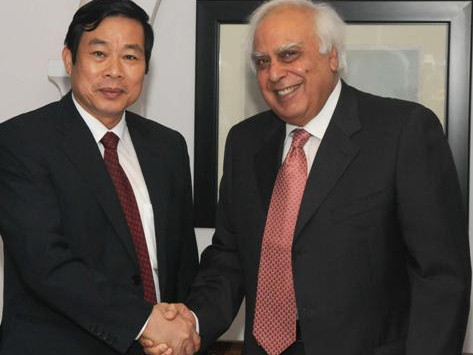Bô trưởng Nguyễn Bắc Son và Bộ trưởng Kapil Sibal. Bô trưởng Nguyễn Bắc Son và Bộ trưởng Kapil Sibal