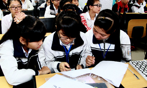 Khán giả ngồi dưới cũng trao đổi với nhau về cách giải