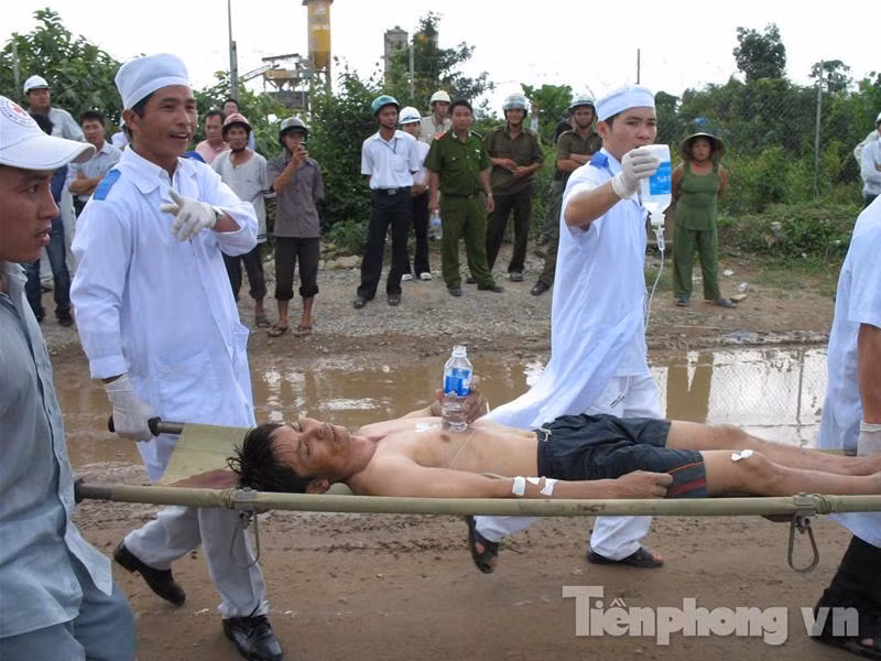 Hàng trăm chiếc cáng cứu thương rỉ máu chạy liên tục... Ảnh: Kiến Giang Khẩn trương cấp cứu người bị nạn. Ảnh : Sáu Nghệ