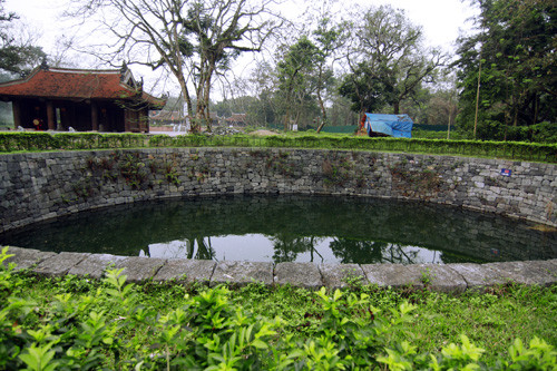  Tuy thành, điện xưa bị huỷ hoại do những biến cố của lịch sử và thời gian nhưng nơi đây vẫn còn lưu giữ nét đẹp của không gian Việt. Giếng ngọc có bán kính rộng lớn nhất Việt Nam hiện nay được dựng lên tại lối vào khu chính điện. 