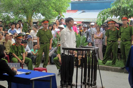 Từ khi được dẫn giải đến phiên tòa và trong quá trình xét xử, Lê Duy Long không dám ngoái đầu nhìn ai. Từ khi được dẫn giải đến phiên tòa và trong quá trình xét xử, Lê Duy Long không dám ngoái đầu nhìn ai