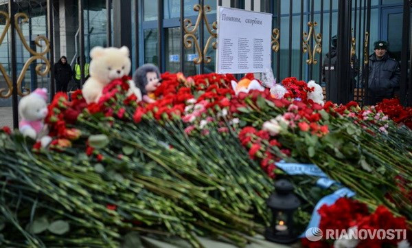 Hoa tươi được đặt trước lối vào sân bay Kazan để tưởng niệm các nạn nhân xấu số trong vụ rơi máy bay thảm khốc. (Ảnh: RIA Novosti)