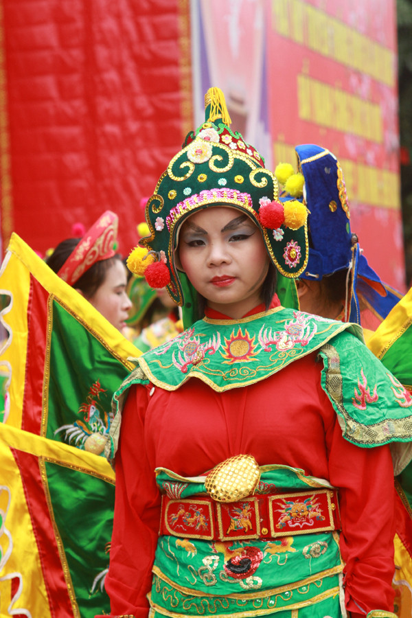 Một bạn nữ được hóa trang để thủ vai quân Tướng của bên quân xanh.