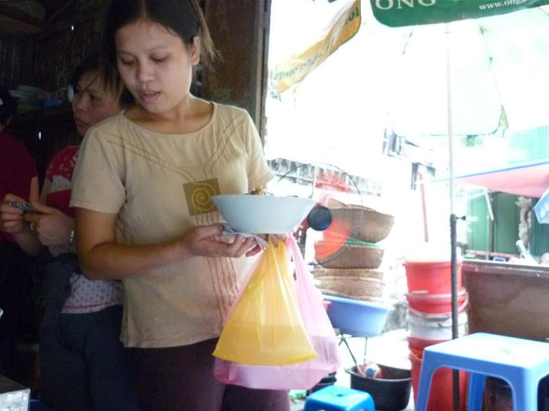 Nhiều người vẫn vô tư dùng hộp xốp không rõ nguồn gốc đựng đồ ăn. Ảnh: HT