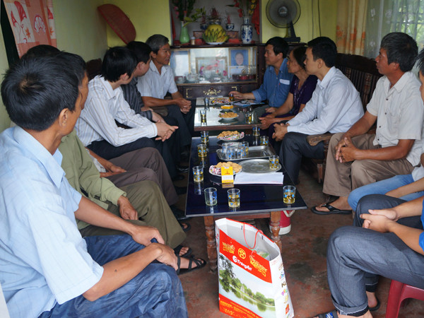 Đại diện ban, ngành địa phương cũng đến động viên hỏi thăm gia đình