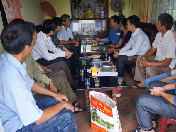 Đại diện ban, ngành địa phương cũng đến động viên hỏi thăm gia đình