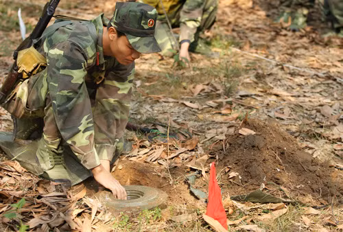 Sau khi đưa ngòi nổ về tư thế an toàn, mìn được đặt sang một bên và tiến hành cắm cờ màu trắng báo hiệu vị trí đã được tháo gỡ an toàn