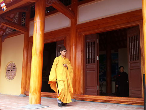 Đại Đức Thích Khai Tuệ, trụ trì chùa Song Mai. Đại Đức Thích Khai Tuệ, trụ trì chùa Song Mai