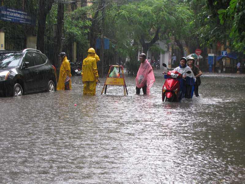 Mưa ngập trên phố Hồ Xuân Hương - Hà Nội. Ảnh: Trường Phong