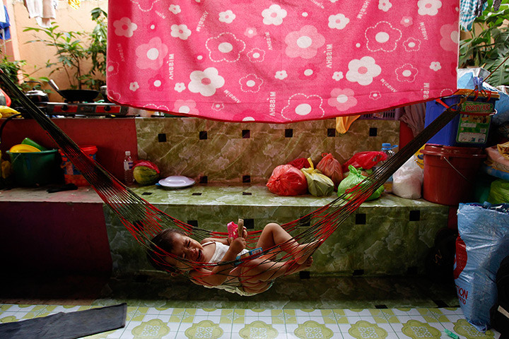 Hình ảnh em bé Philippines đang nằm trên võng. Hàng ngàn người dân nước này đã trở thành vô gia cư sau cơn bão nhiệt đới Washi tấn công khiến hơn 1.500 người thiệt mạng. Ảnh: Guardian. Hình ảnh em bé Philippines đang nằm trên võng. Hàng ngàn người dân nước này đã trở thành vô gia cư sau cơn bão nhiệt đới Washi tấn công khiến hơn 1.500 người thiệt mạng. Ảnh: Guardian