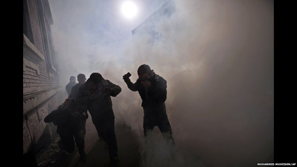 Ngày thứ hai sau cuộc ẩu đả tại sân vận động Port Said, thủ đô Cairo (Ai Cập) tiếp tục chìm trong cảnh hỗn loạn bởi người biểu tình. Bất ổn chính trị tại Ai Cập đang gây ra nhiều cuộc xung đột đẫm máu. Ảnh: AP 