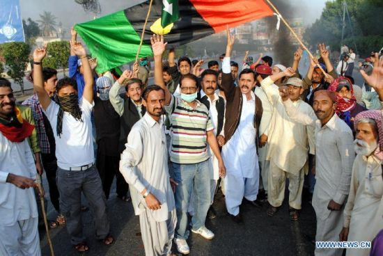 Những người biểu tình còn mang theo nhiều lốp xe để đốt cháy dọc theo các tuyến đường trong thành phố