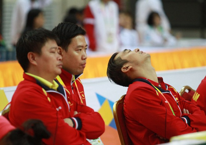 Sự thất vọng của HLV Hà Tùng Lập cùng BHL khi đội nhà thua quá nhanh Bài viết: http://news.zing.vn/HLV-cau-may-ngao-ngan-nhin-hoc-tro-thua-Myanmar-post377795.html#category Nguồn Zing News 