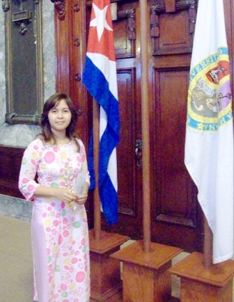 Nữ sinh người dân tộc Ê đê H'Linh H'Mok - niềm tự hào của buôn làng. Nữ sinh người dân tộc Ê đê H'Linh H'Mok - niềm tự hào của buôn làng