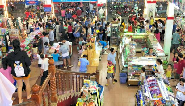 Phụ huynh nháo nhào tìm sách cho con, các nhà sách kẹt cứng người ảnh 9