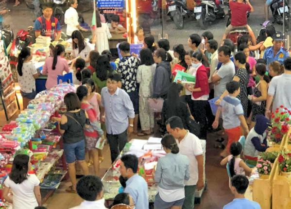 Phụ huynh nháo nhào tìm sách cho con, các nhà sách kẹt cứng người ảnh 8