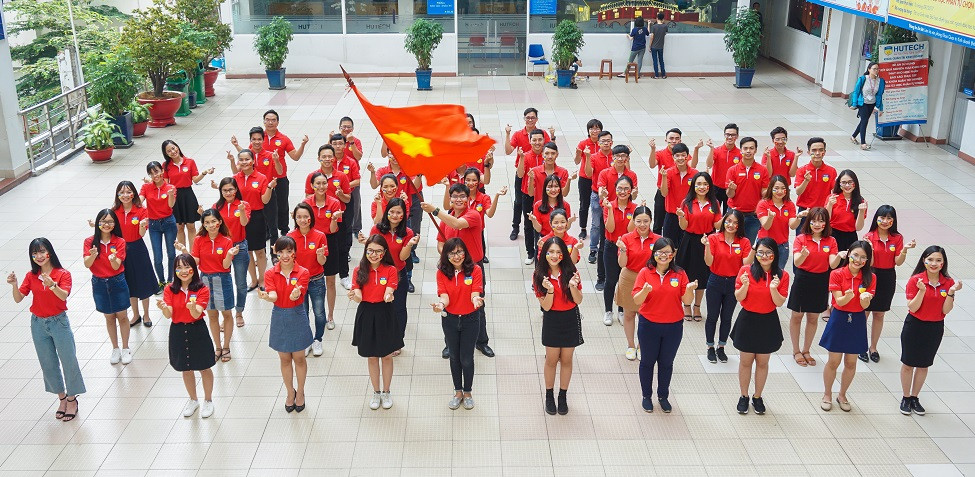 Cổ động viên ngồi xe lăn, truyền máu vẫn cuồng nhiệt cổ vũ U23 Việt Nam ảnh 77