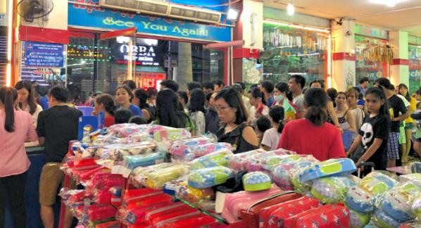 Phụ huynh nháo nhào tìm sách cho con, các nhà sách kẹt cứng người ảnh 7