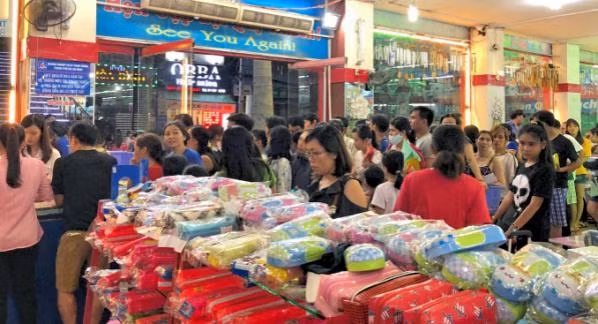 Phụ huynh nháo nhào tìm sách cho con, các nhà sách kẹt cứng người ảnh 7