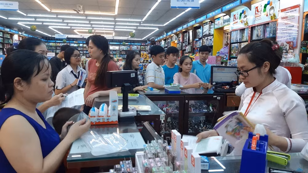 Phụ huynh nháo nhào tìm sách cho con, các nhà sách kẹt cứng người ảnh 3
