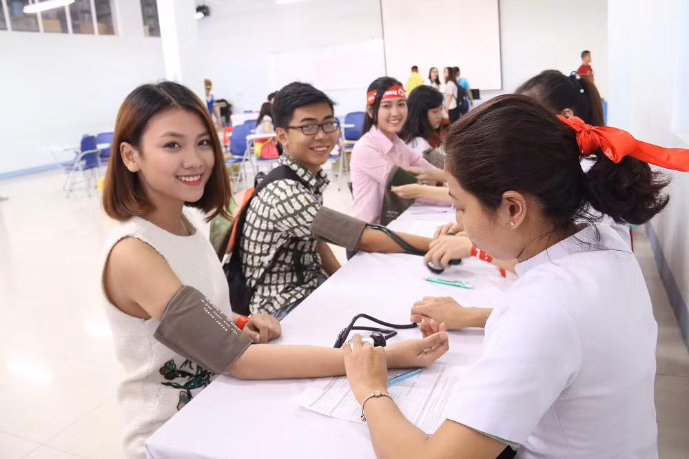 Sinh viên Văn Hiến háo hức đăng ký tham gia Chủ nhật Đỏ 2018 ảnh 2