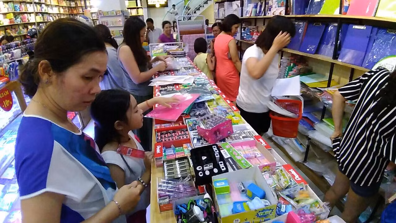 Phụ huynh nháo nhào tìm sách cho con, các nhà sách kẹt cứng người ảnh 11