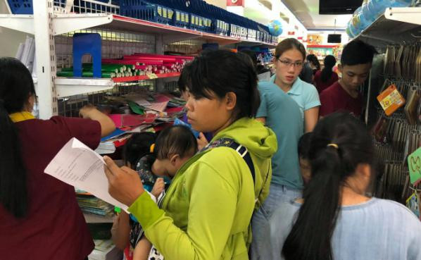 Phụ huynh nháo nhào tìm sách cho con, các nhà sách kẹt cứng người ảnh 10