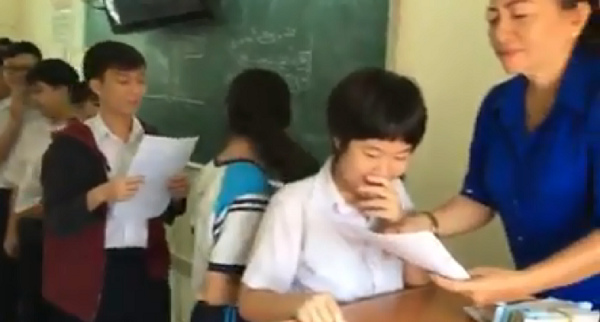  Tranh cãi chuyện cô giáo thưởng tiền cho học sinh đạt điểm cao ảnh 2