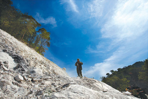 Trung uý Thân Xuân Viên - Đại đội 5, Tiểu đoàn 276, Trung đoàn 550 (Quân đoàn 4) khoan đá nổ mìn tại Điểm cao 383, xã Ya Mơ, huyện Chư Prông, tỉnh Gia Lai. Ở tuyến đường này vào mùa hè, trên núi đá, nhiệt độ lên hơn 400C. Mặc dù thời tiết nắng nóng, bỏng rát, khắc nghiệt như thế song bộ đội vẫn tranh thủ từng giờ lúc trời nắng trong mùa khô để khoan đá nổ mìn đẩy nhanh tiến độ thi công