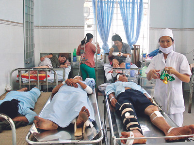 Các nạn nhân đang được điều trị tại Bệnh viện Cam Ranh