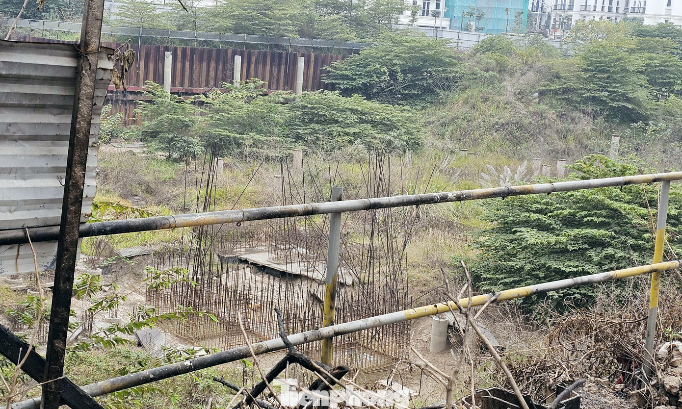 Khu đất CT2 - xây dựng chung cư tại dự án FLC Premier Parc Đại Mỗ đang bỏ hoang, sắt thép hoen gỉ.