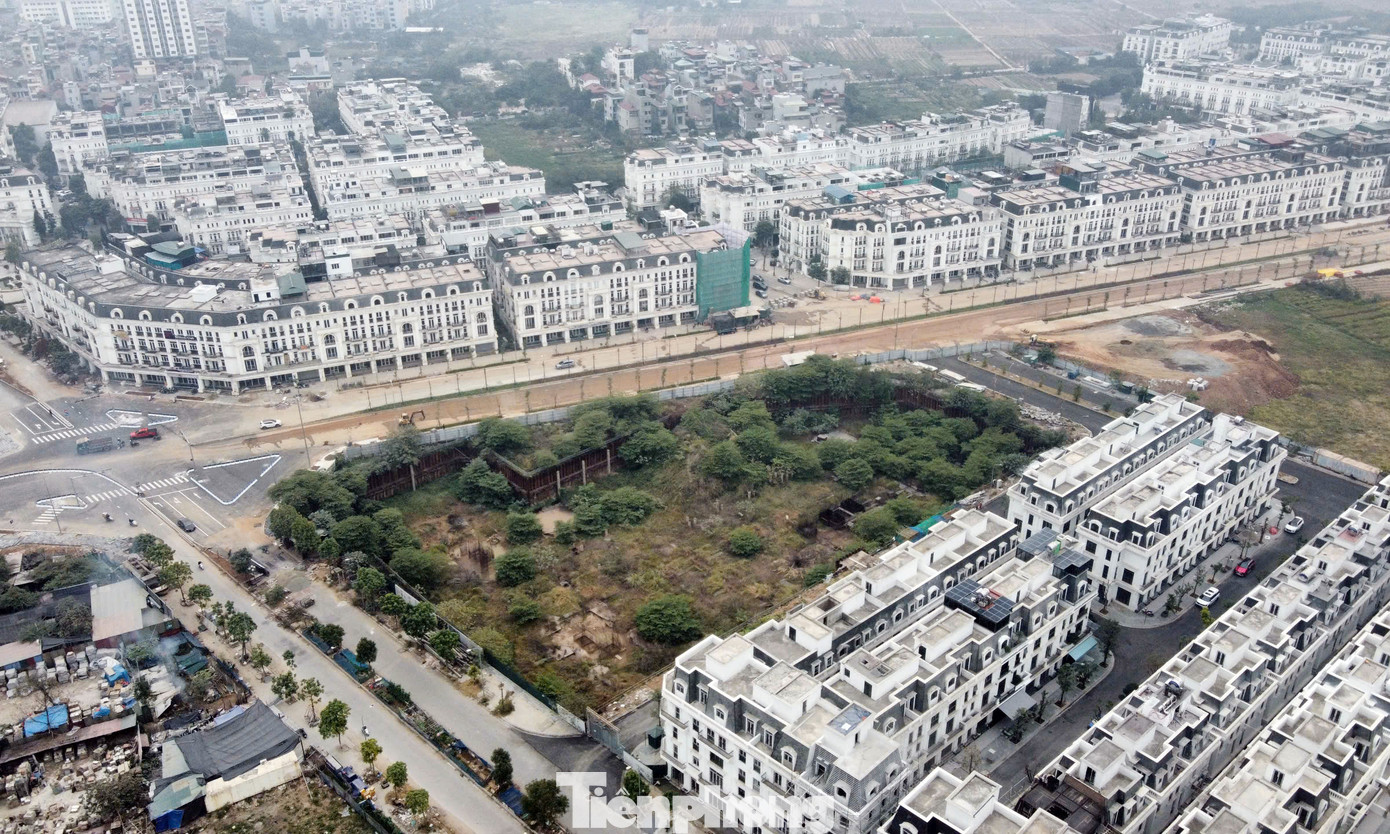 Tuy nhiên, theo ghi nhận của PV, dự án FLC Premier Parc Đại Mỗ hiện trong tình trạng ngổn ngang, nhiều hạng mục dở dang chưa được xây dựng như khối chung cư cao tầng, nhà trẻ...