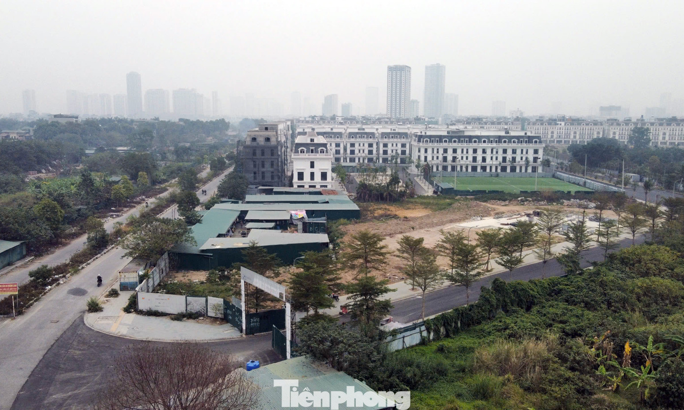 Trong khi đó, khu đất cao tầng CT1 cũng chưa xây dựng, quây tôn bỏ hoang.